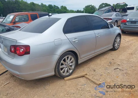 2010 Volkswagen Jetta Wolfsburg Edition z USA, uszkodzony, nr VIN 3VWRJ7AJ1AM024548